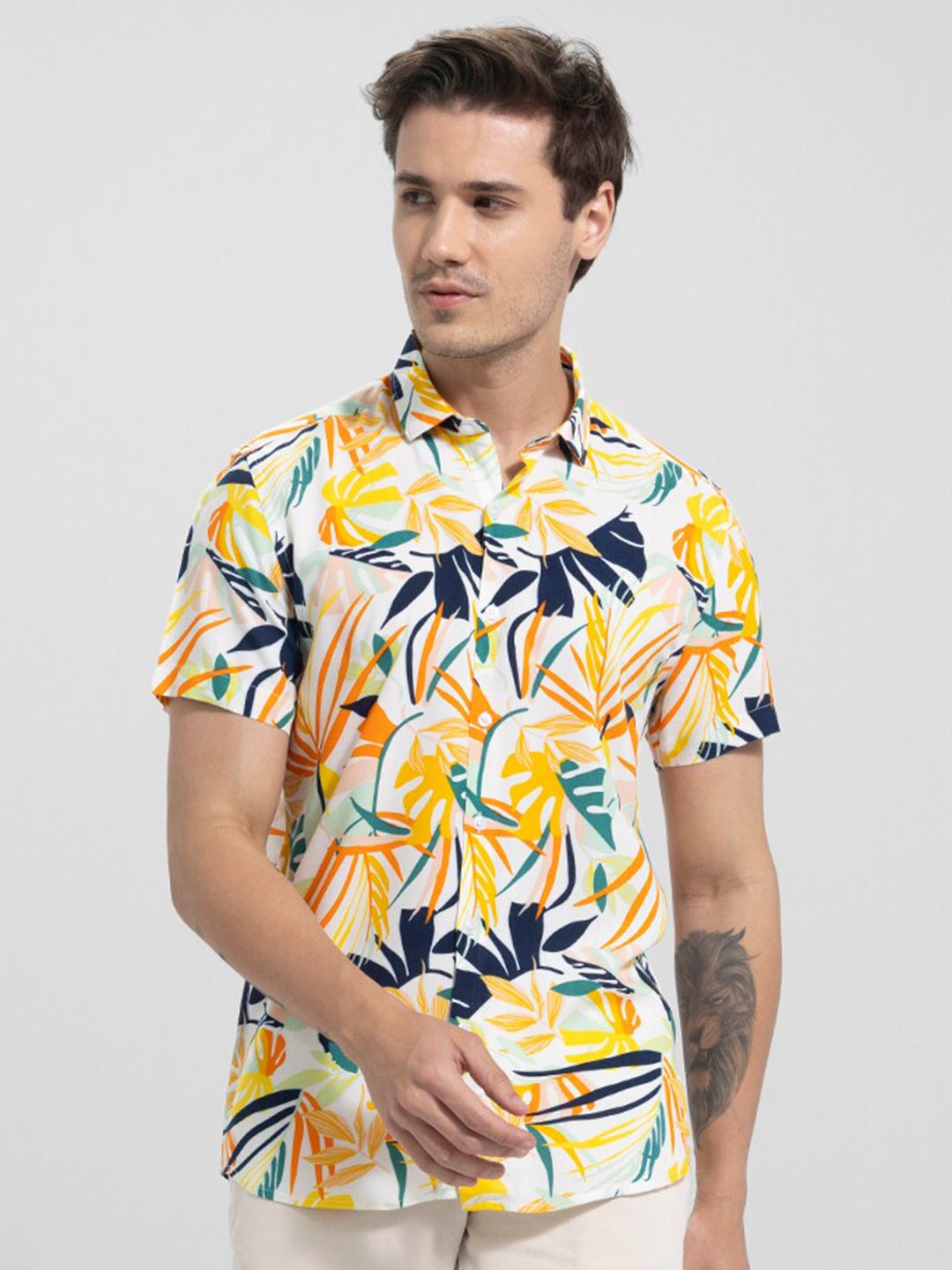 

Snitch Yellow & White Slim Fit Floral Printed Casual Shirt