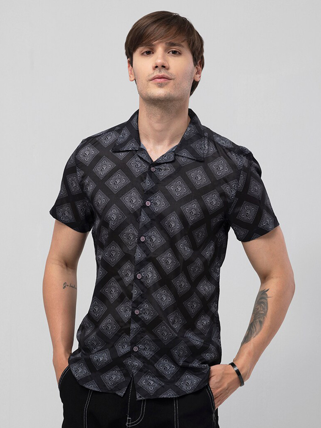 

Snitch Black & White Slim Fit Ethnic Motifs Printed Casual Shirt