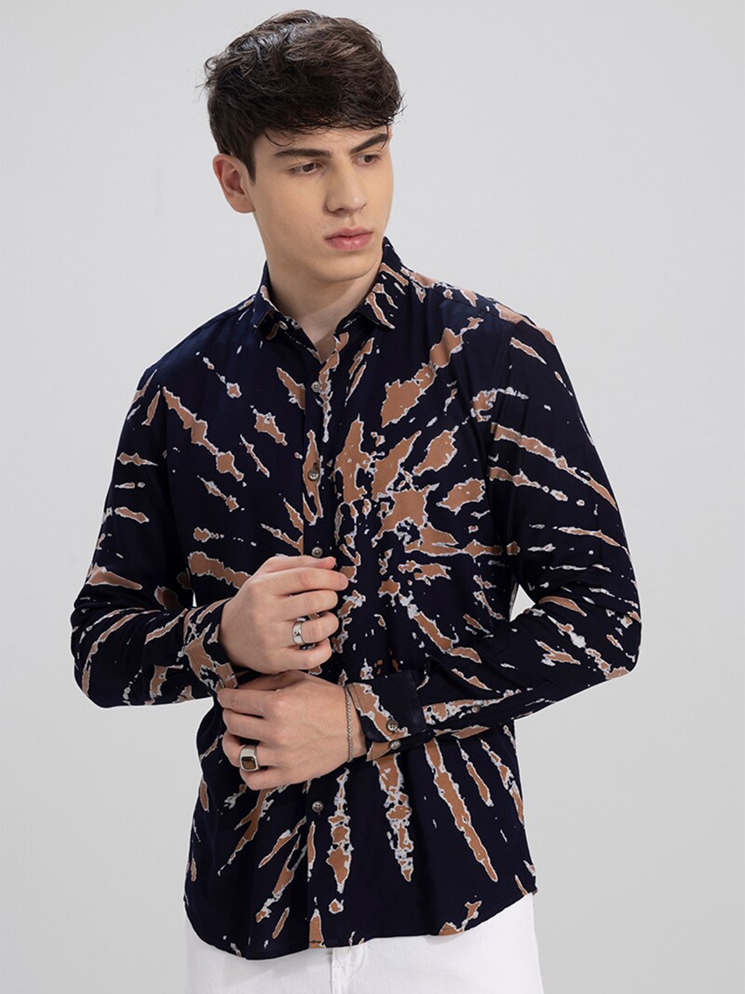 

Snitch Blue Abstract Printed Slim Fit Casual Shirt, Navy blue