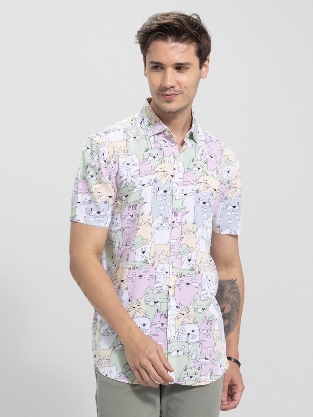 

Snitch White & Lavender Slim Fit Conversational Printed Casual Shirt