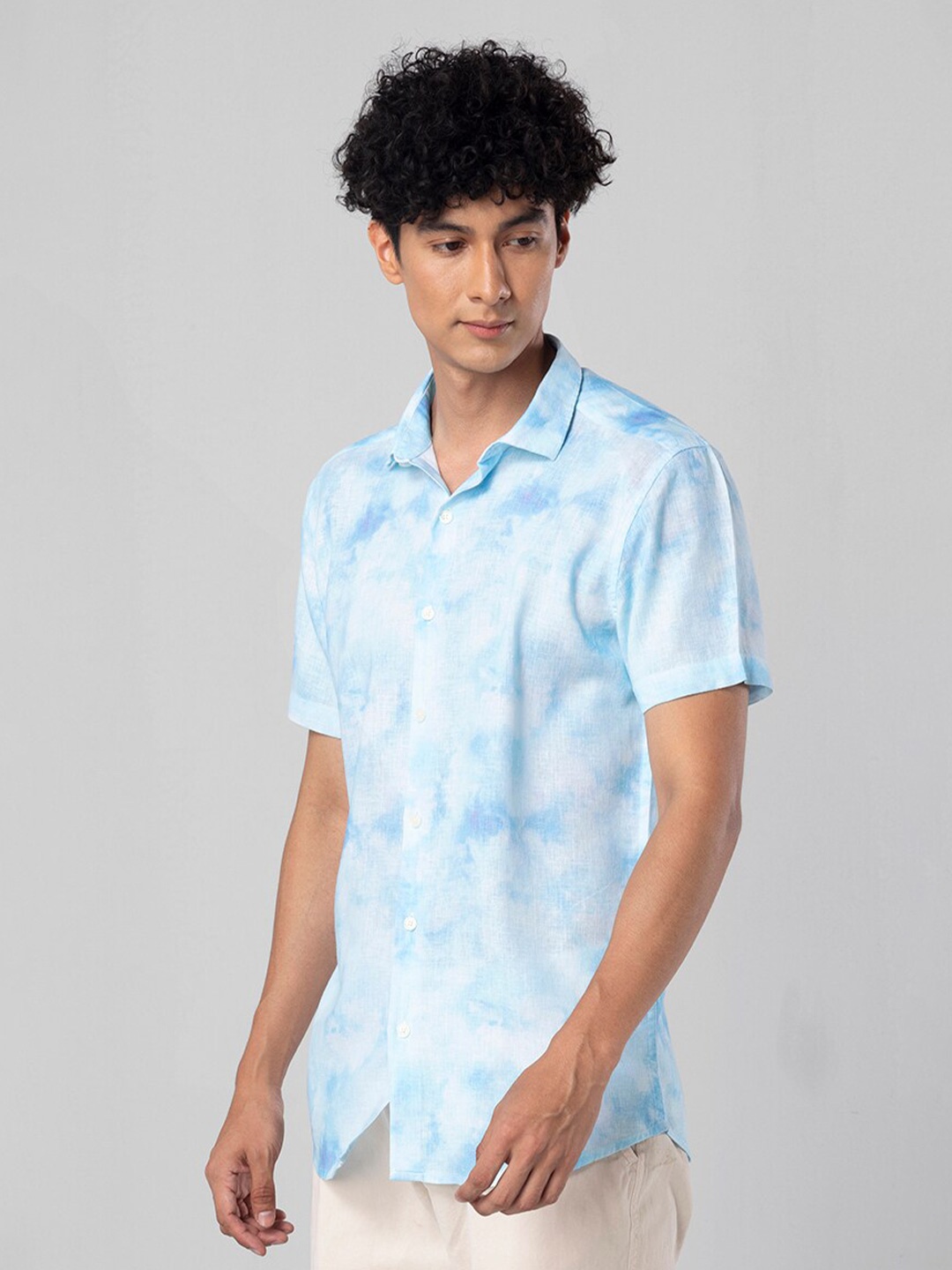 

Snitch Blue & White Slim Fit Abstract Printed Casual Spread Collar Shirt