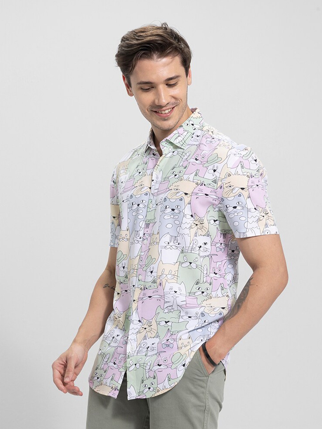 

Snitch White & Lavender Slim Fit Conversational Printed Casual Cotton Shirt