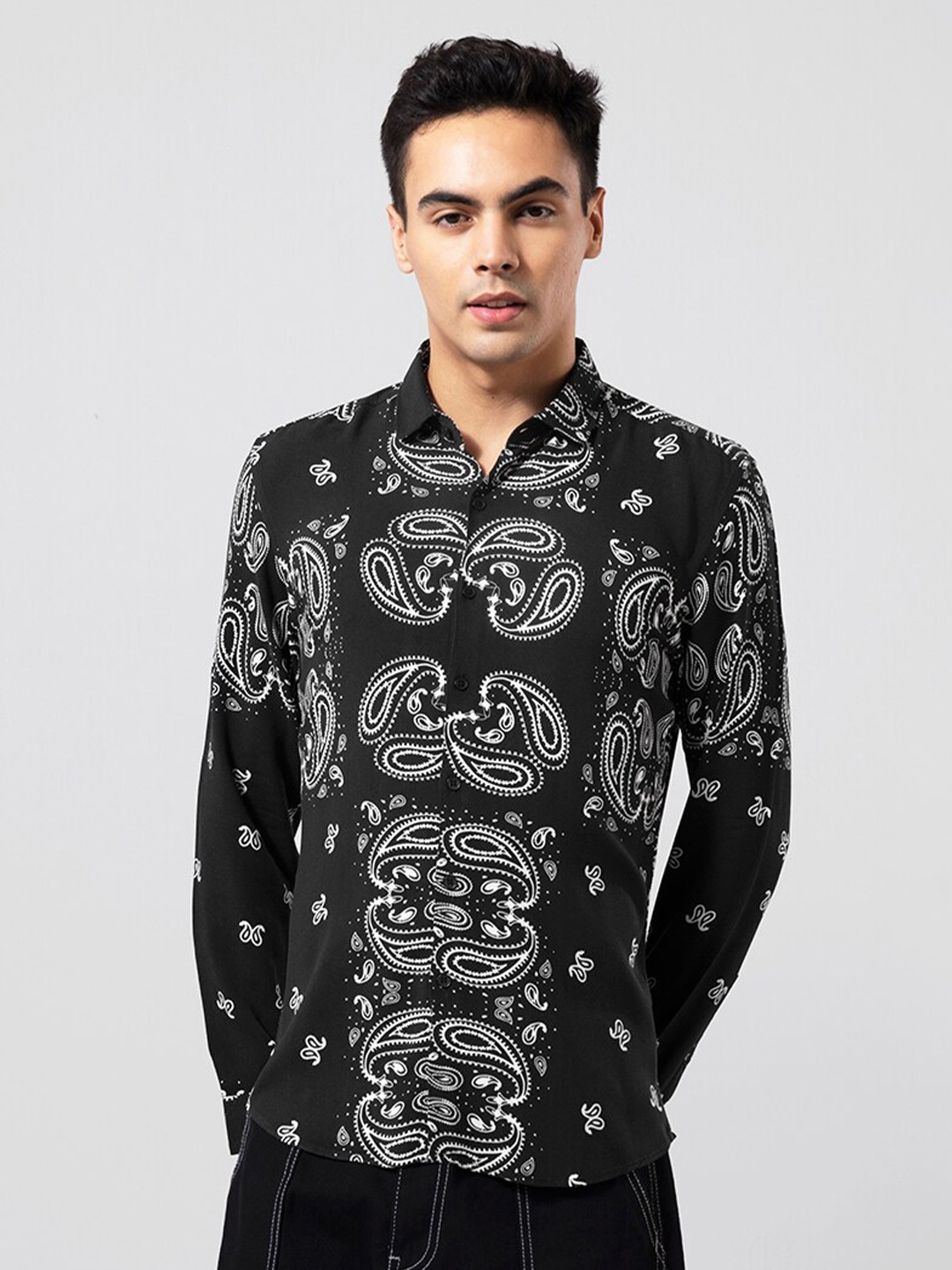 

Snitch Black & White Slim Fit Ethnic Motifs Printed Casual Shirt