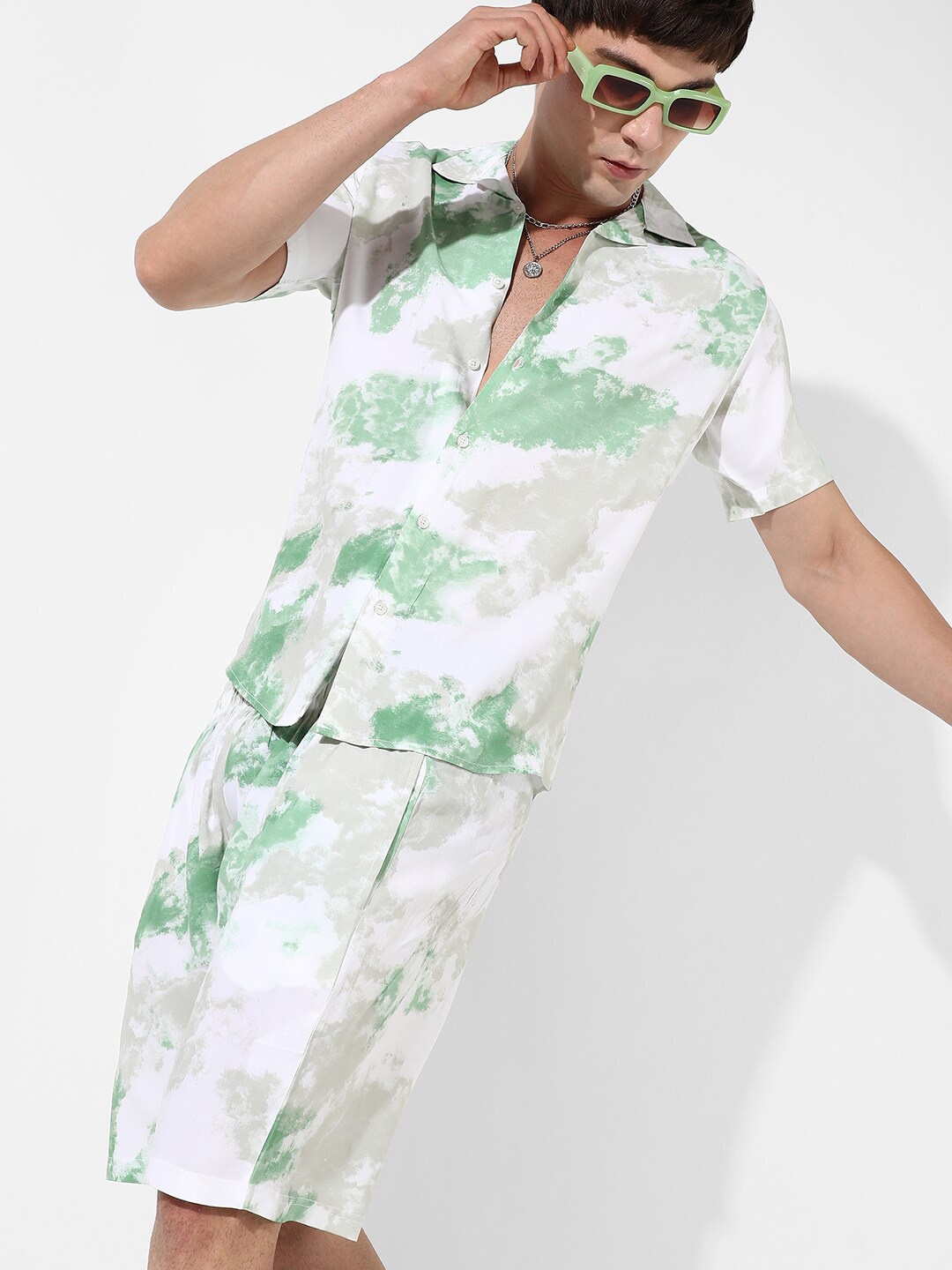

Campus Sutra Men Green & White Tie & Dye Shirt Collar Co-Ord