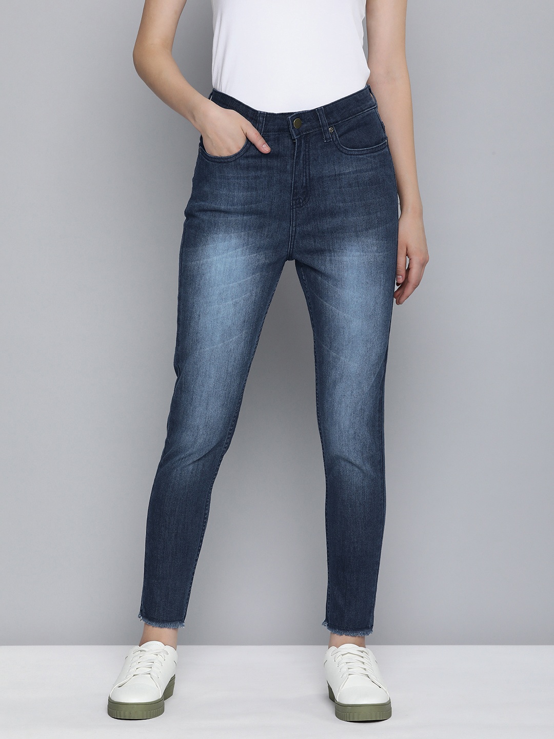

Mast & Harbour Women Slim Fit High-Rise Light Fade Stretchable Jeans, Navy blue
