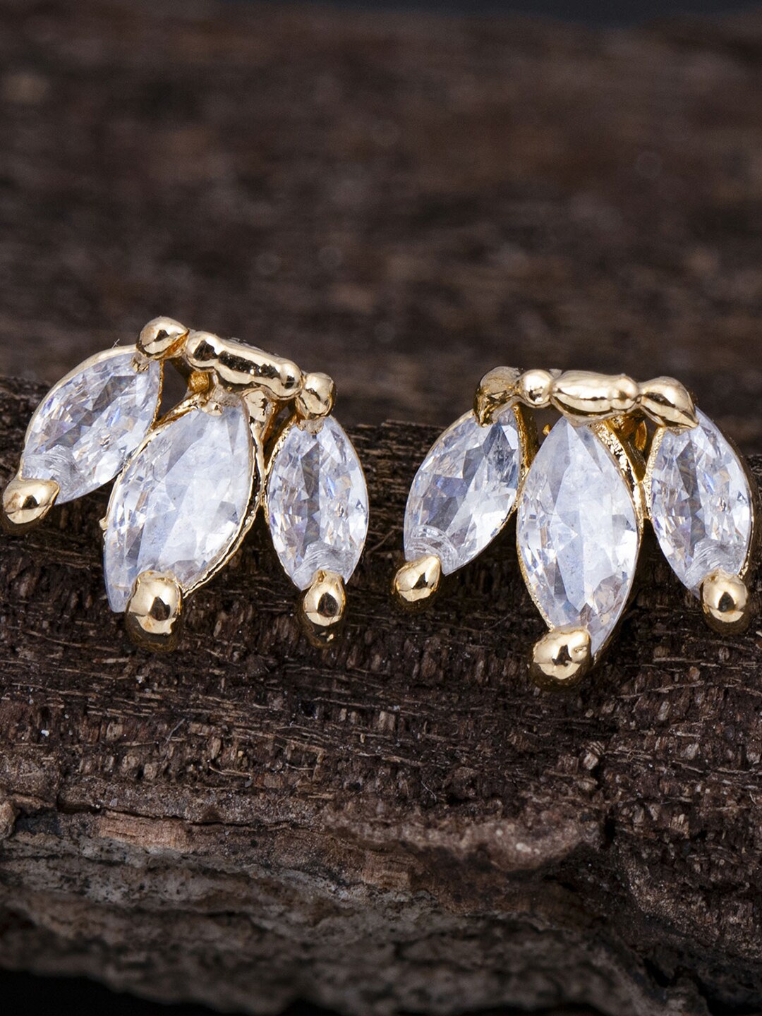 

Sukkhi Gold Plated Leaf Shaped Stud Earrings