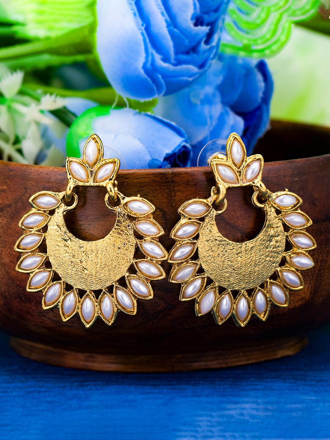 

Sukkhi Gold-Plated Contemporary Chandbalis