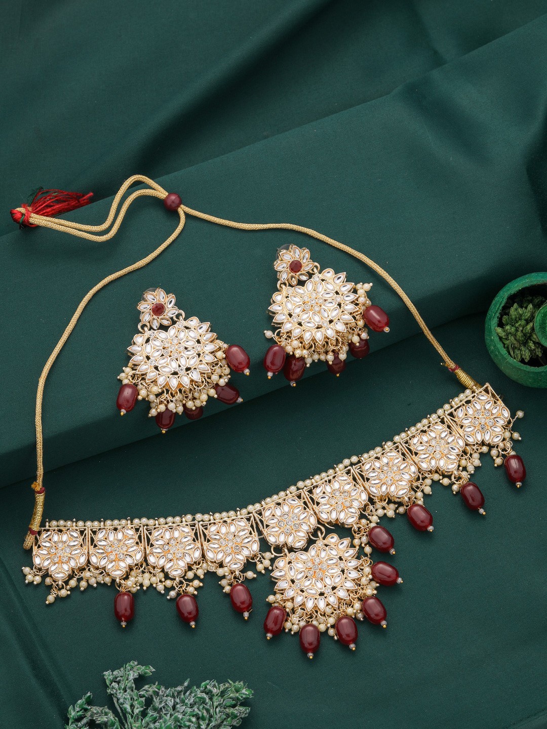 

Vita Bella Gold-Plated Kundan-Studded & Beaded Necklace and Earrings Jewellery Set
