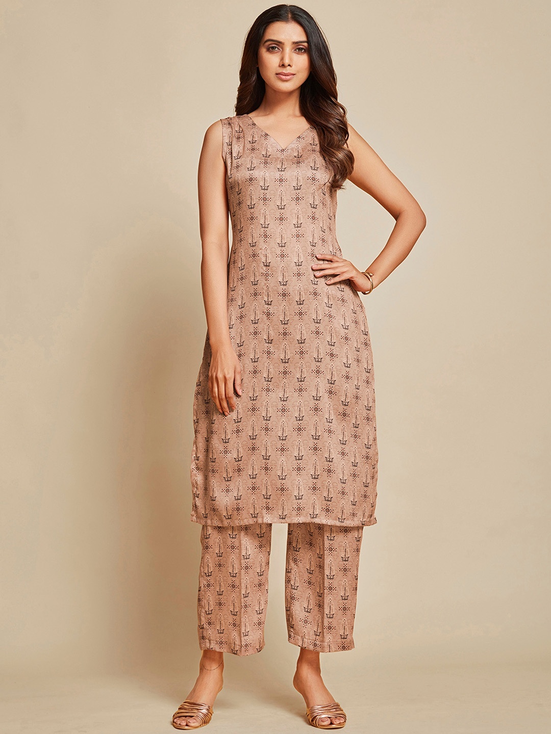 

Ishin Brown Ethnic Motifs Printed V-Neck Kurta with Trousers