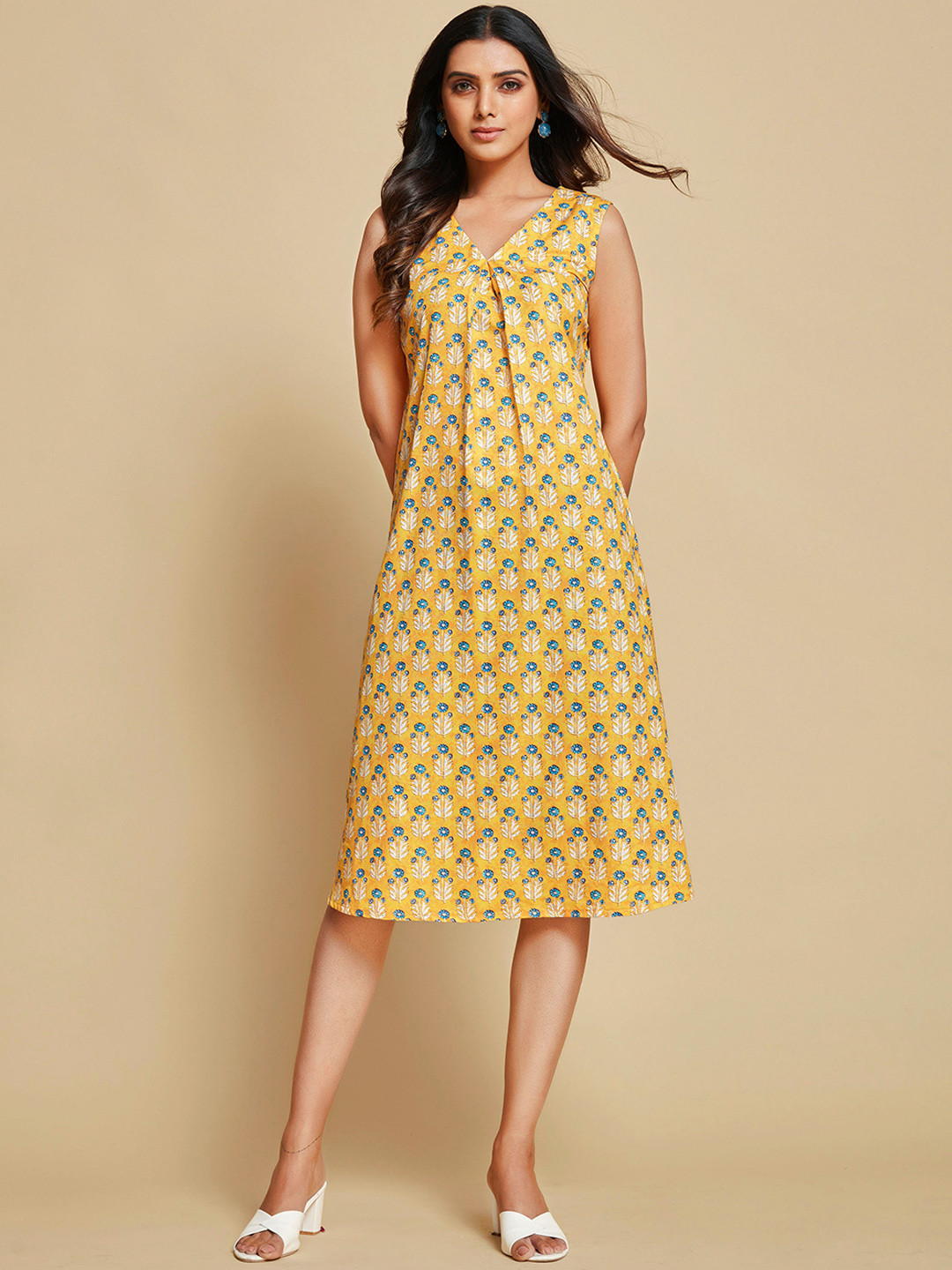 

Ishin Mustard Yellow & Teal Green Floral Printed A-Line Kurta with Trousers
