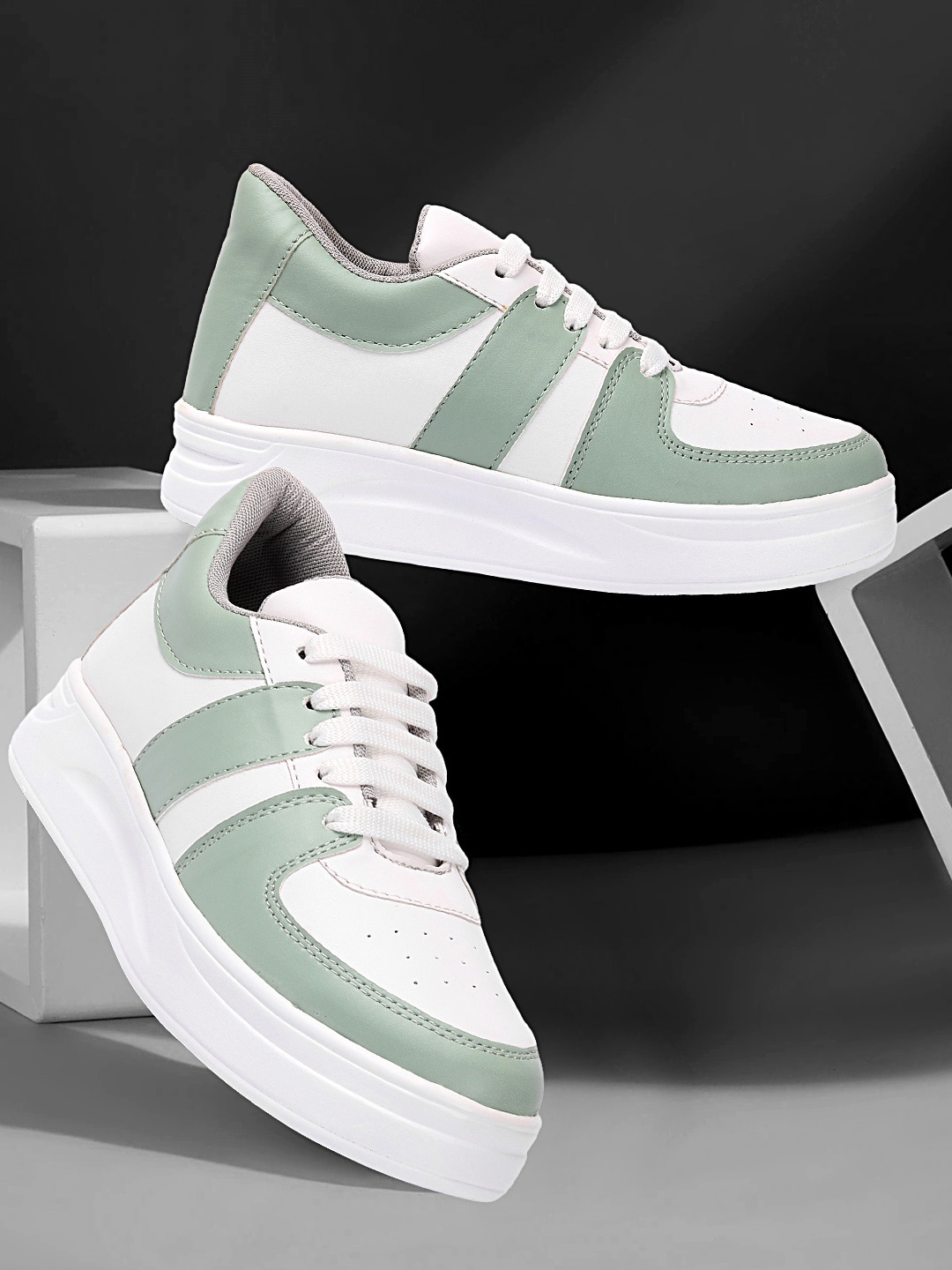 

Colo Women Colourblocked Contrast Sole Sneakers, White
