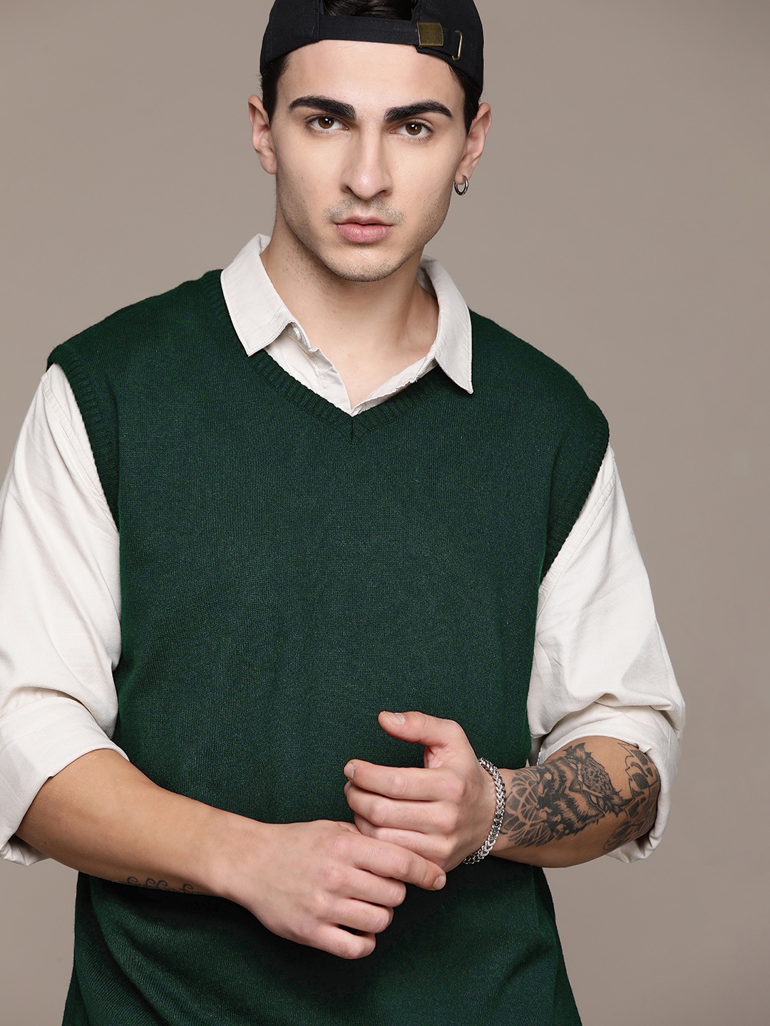 

The Roadster Lifestyle Co. Solid V-Neck Acrylic Sweater Vest, Green