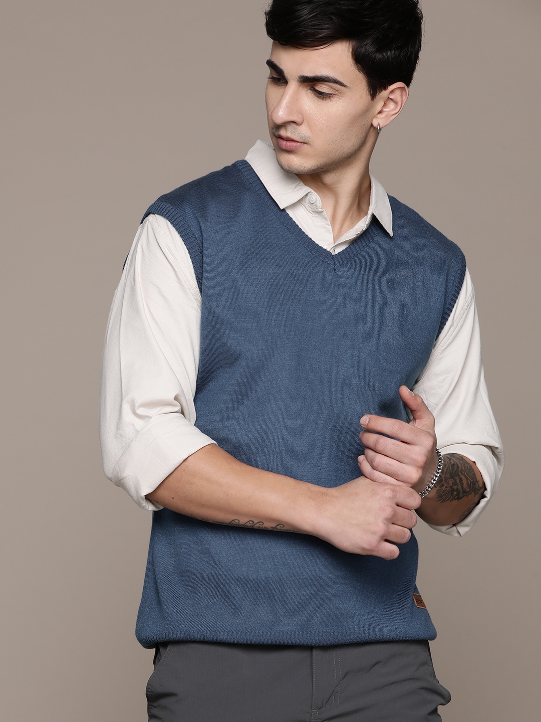 

The Roadster Lifestyle Co. Solid V-Neck Acrylic Sweater Vest, Blue