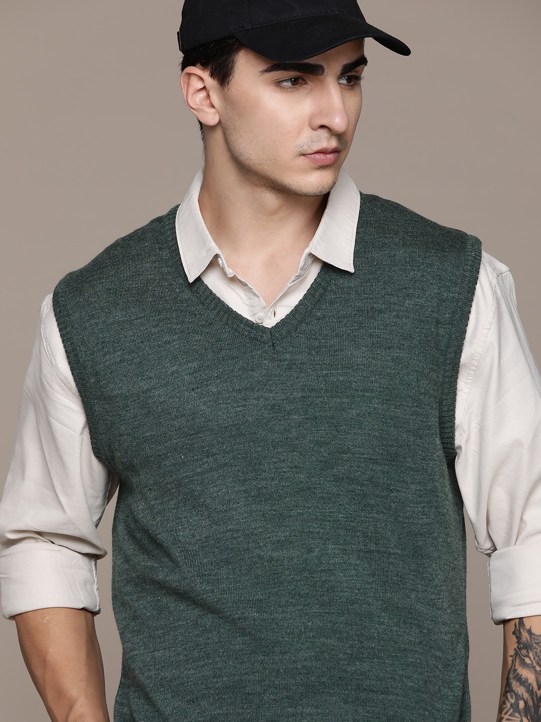 

The Roadster Lifestyle Co. Solid V-Neck Acrylic Sweater Vest, Green