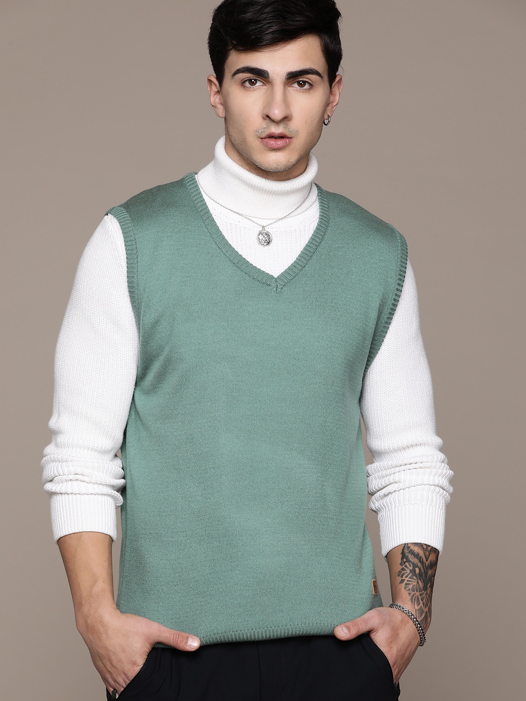 

The Roadster Lifestyle Co. Solid V-Neck Acrylic Sweater Vest, Green
