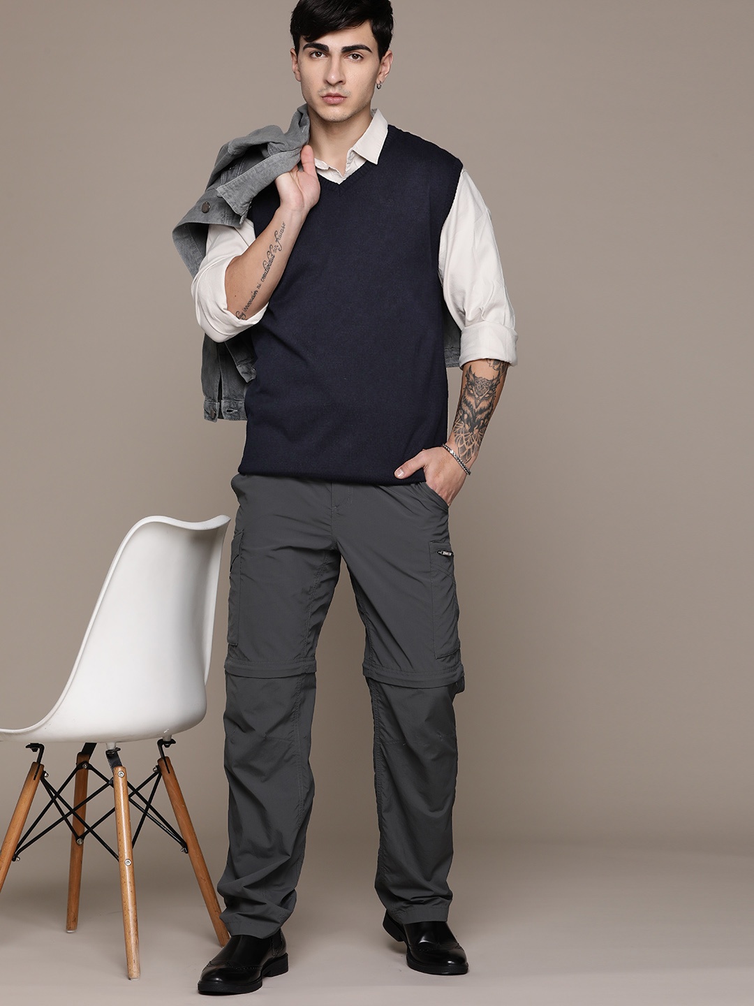 

The Roadster Lifestyle Co. Solid V-Neck Acrylic Sweater Vest, Navy blue