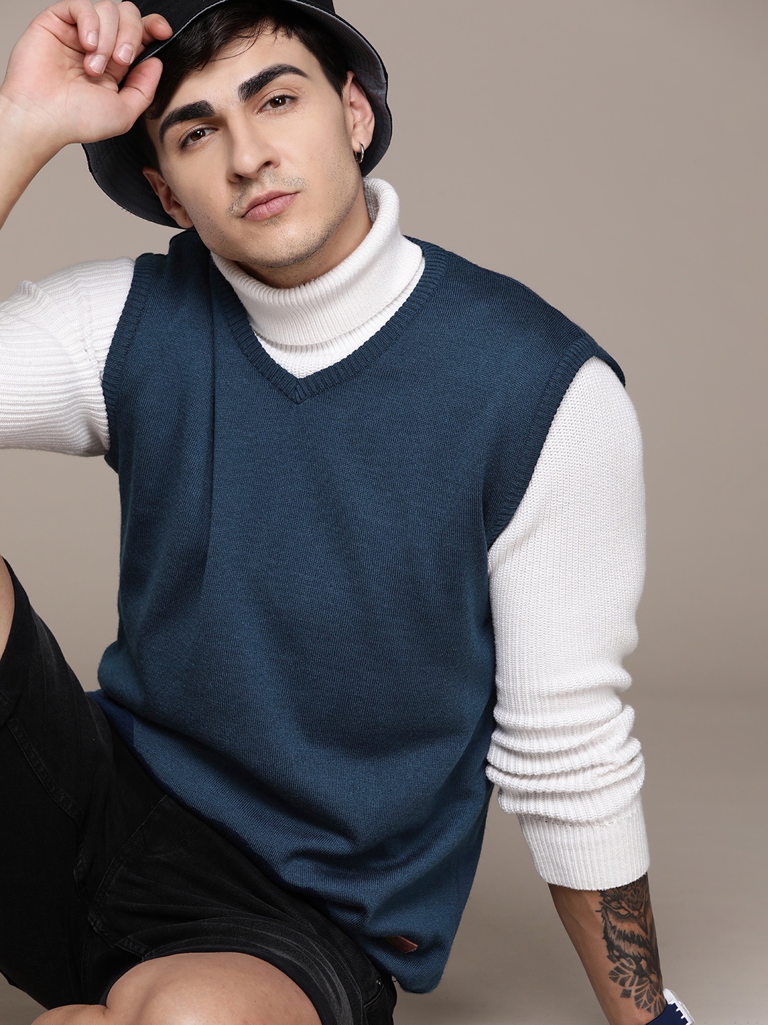 

The Roadster Lifestyle Co. Solid V-Neck Acrylic Sweater Vest, Teal