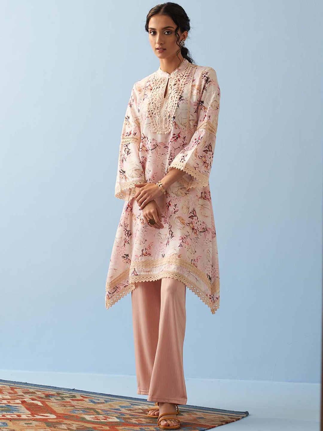 

Lakshita Floral Printed Flared Sleeves Cotton Kurta, Pink