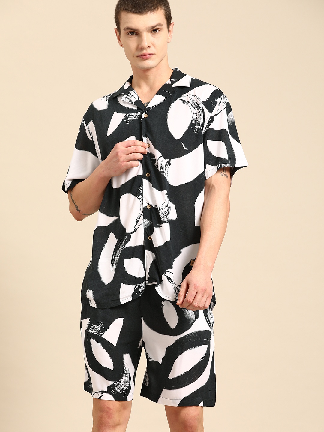 

DENNISON Men Comfort Fit Printed Shirt With Shorts, Black