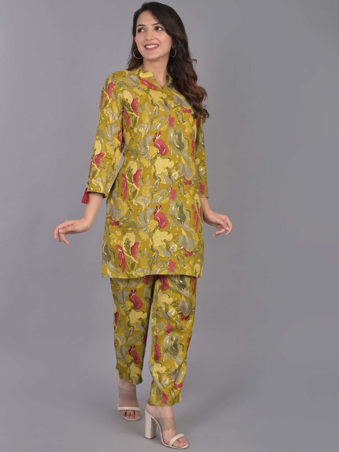 

Do Dhaage Floral Printed Kurti With Trousers, Yellow