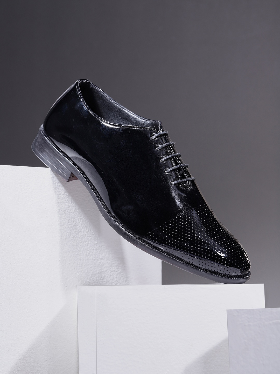 

INVICTUS Men Perforated Detail Formal Oxfords, Black
