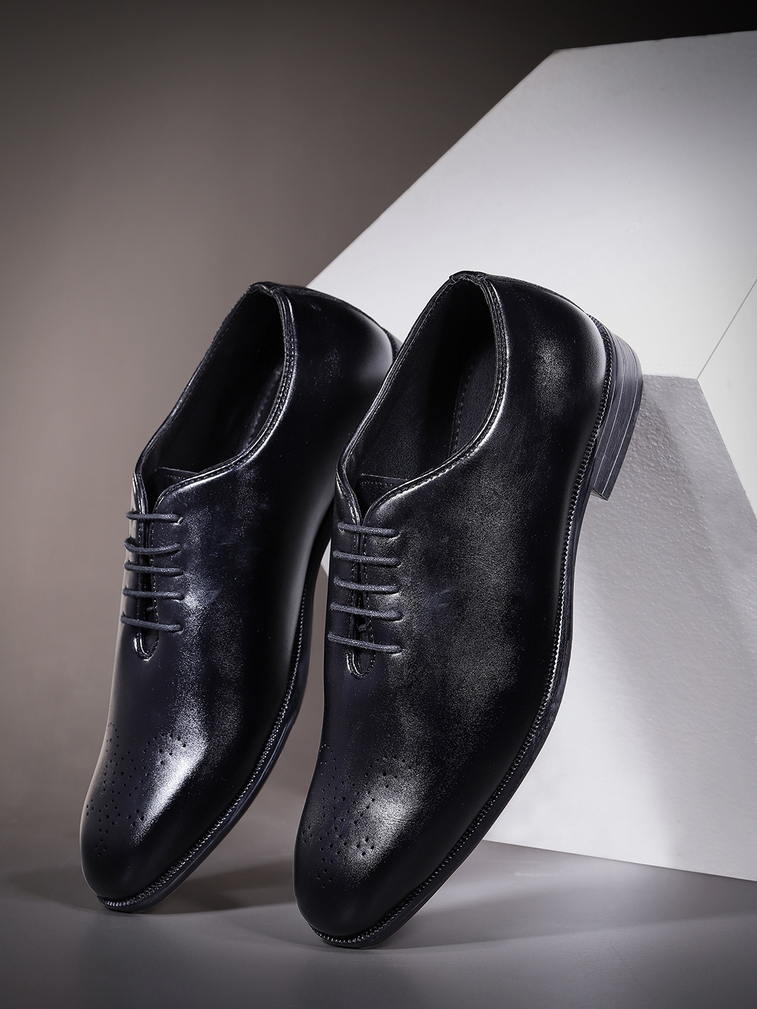 

INVICTUS Men Perforated Detail Formal Oxfords, Black