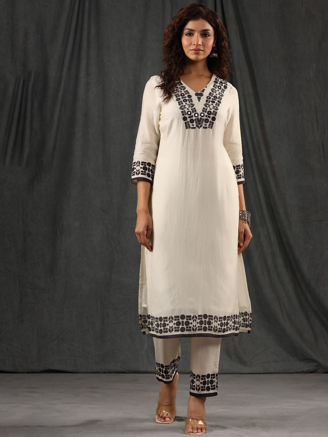 

Meena Bazaar Geometric Printed V Neck Mirror Work Kurta With Trousers, Cream