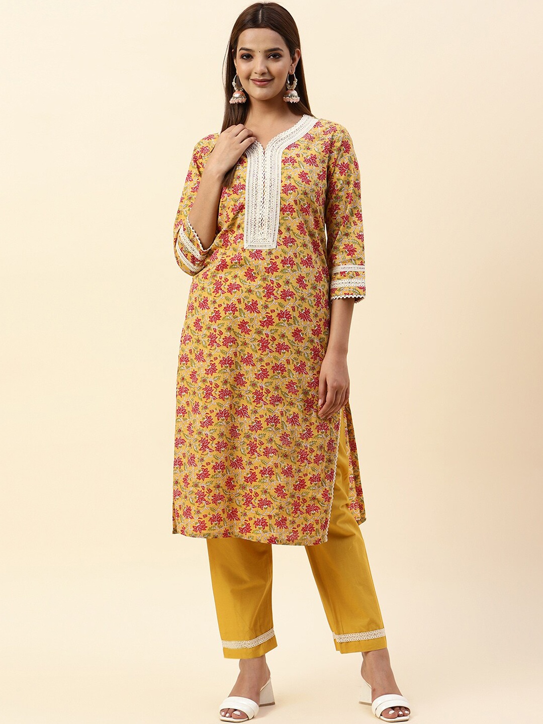 

Meena Bazaar Floral Printed V Neck Kurta With Trousers, Yellow