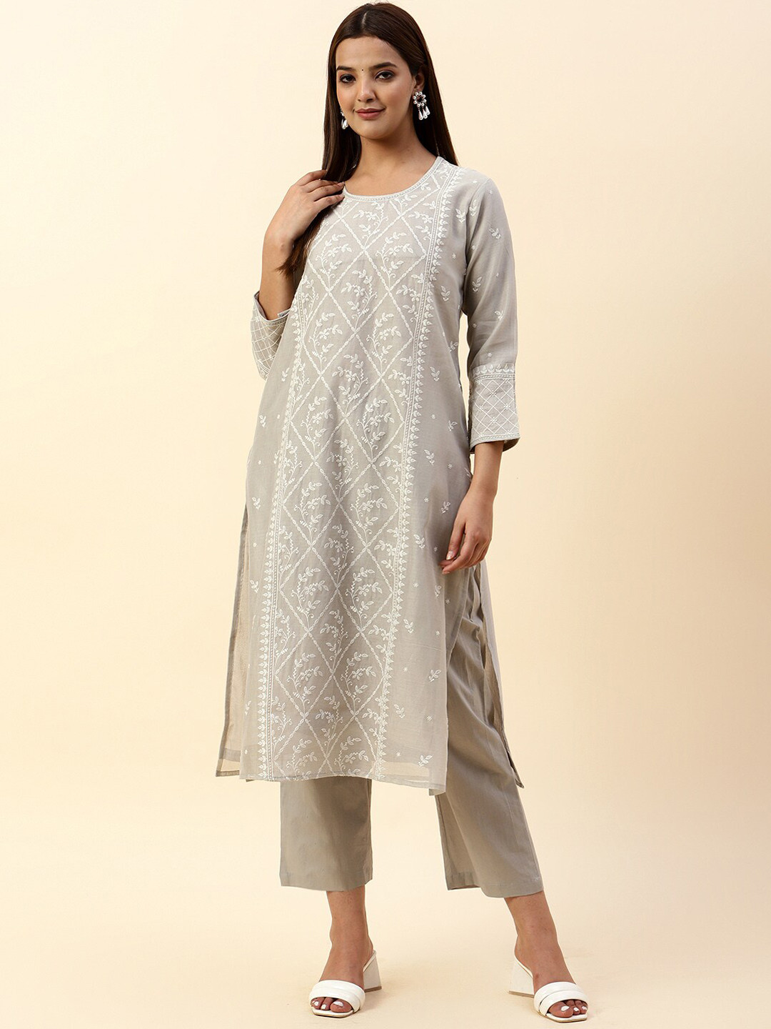 

Meena Bazaar Floral Embroidered Chanderi Silk Kurta With Trousers, Grey