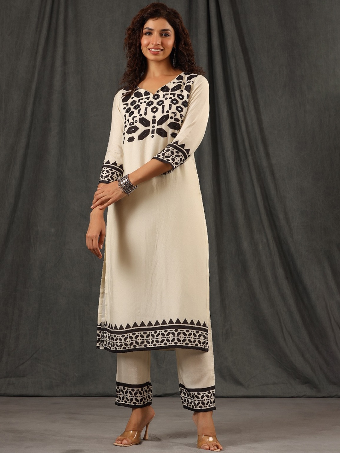 

Meena Bazaar Geometric Printed Mirror Work Kurta With Trousers, Cream