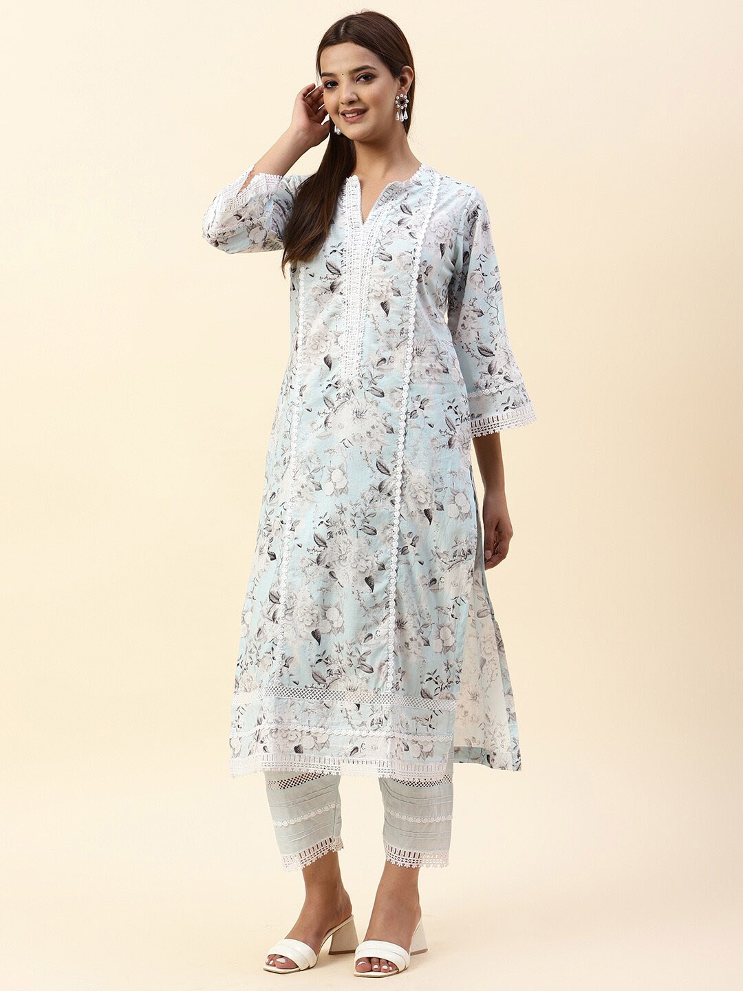 

Meena Bazaar Floral Printed Regular Kurta With Trousers, Blue