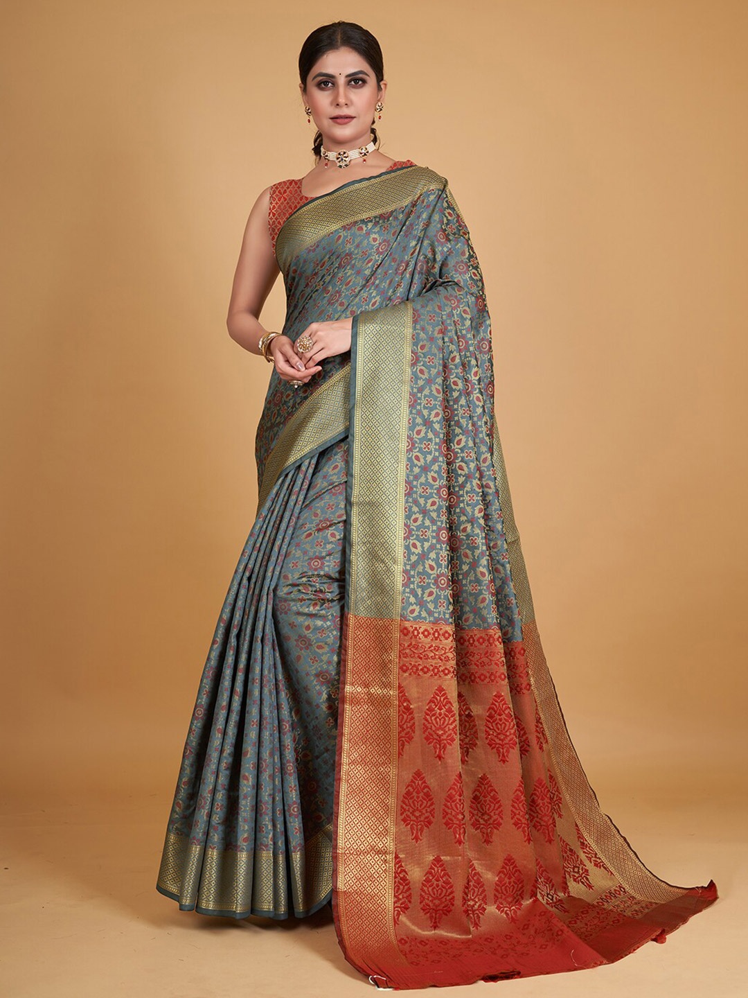 

Pisara Ethnic Motifs Woven Design Zari Silk Cotton Patola Saree, Grey