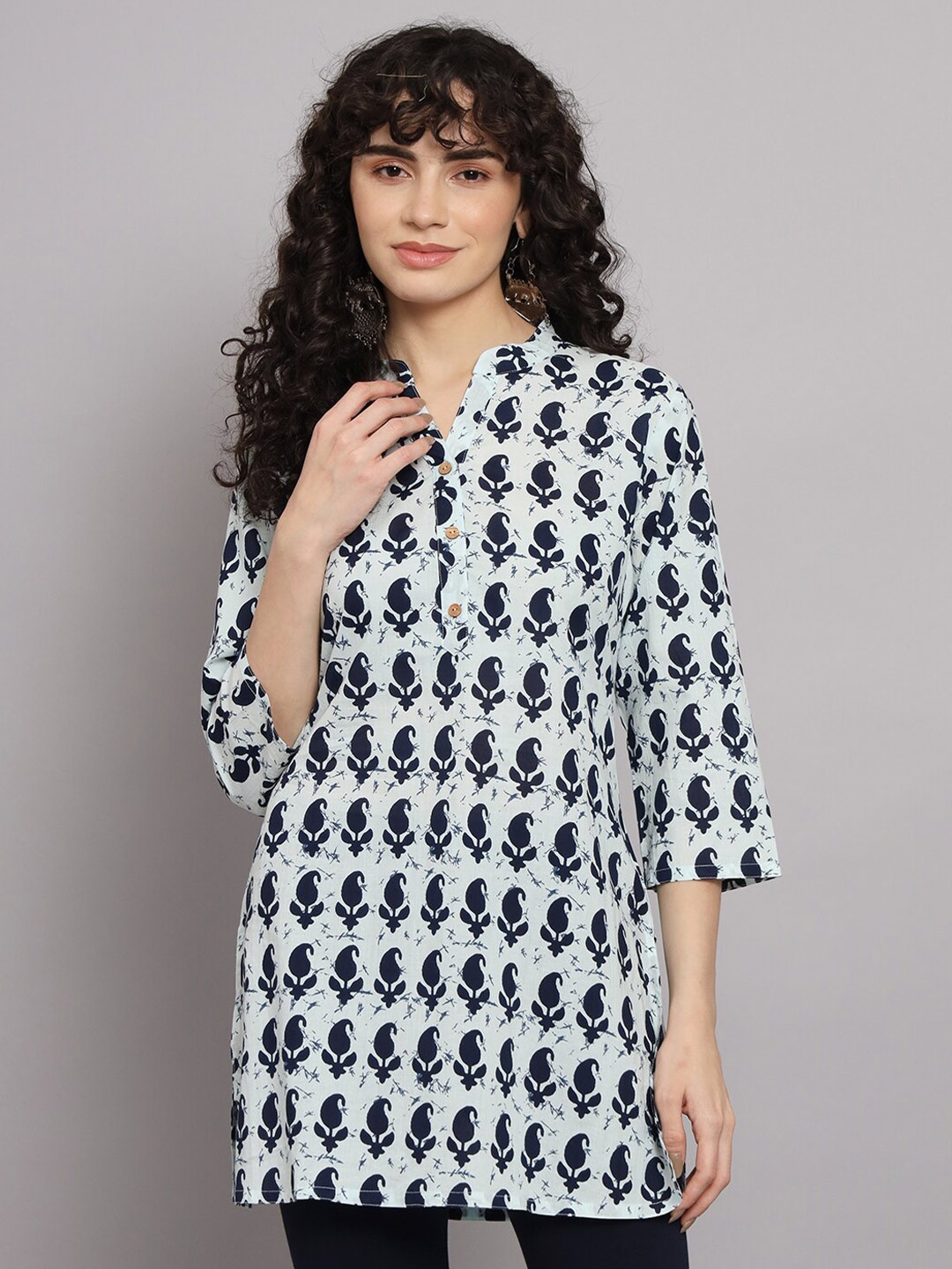 

Silai Bunai Navy Blue & White Floral Printed Mandarin Collar Kurti