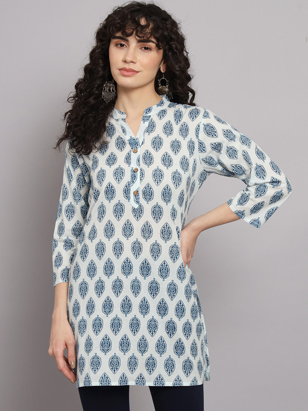 

Silai Bunai Blue & White Floral Printed Mandarin Collar Kurti