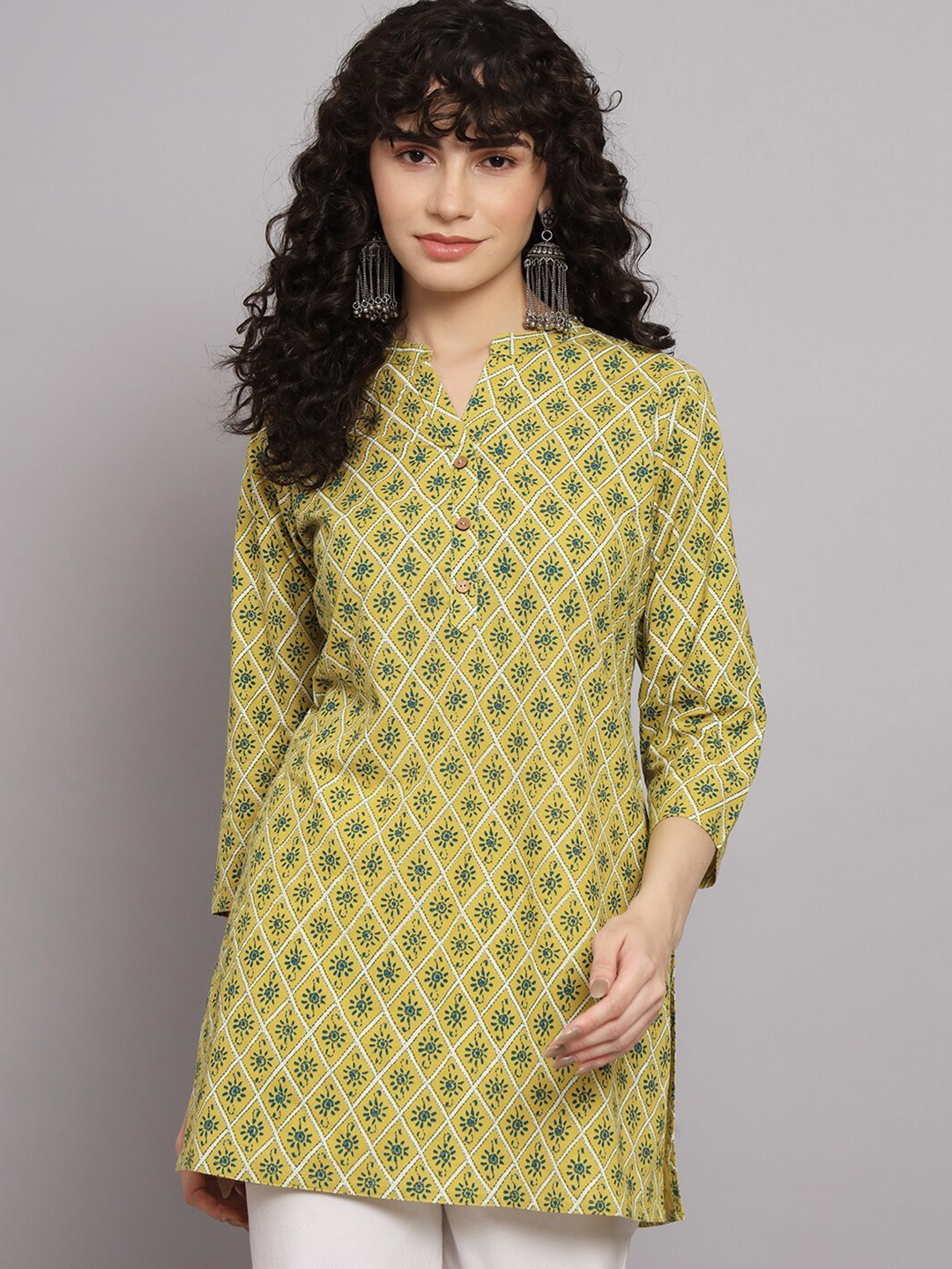 

Silai Bunai Green Floral Printed Mandarin Collar Kurti