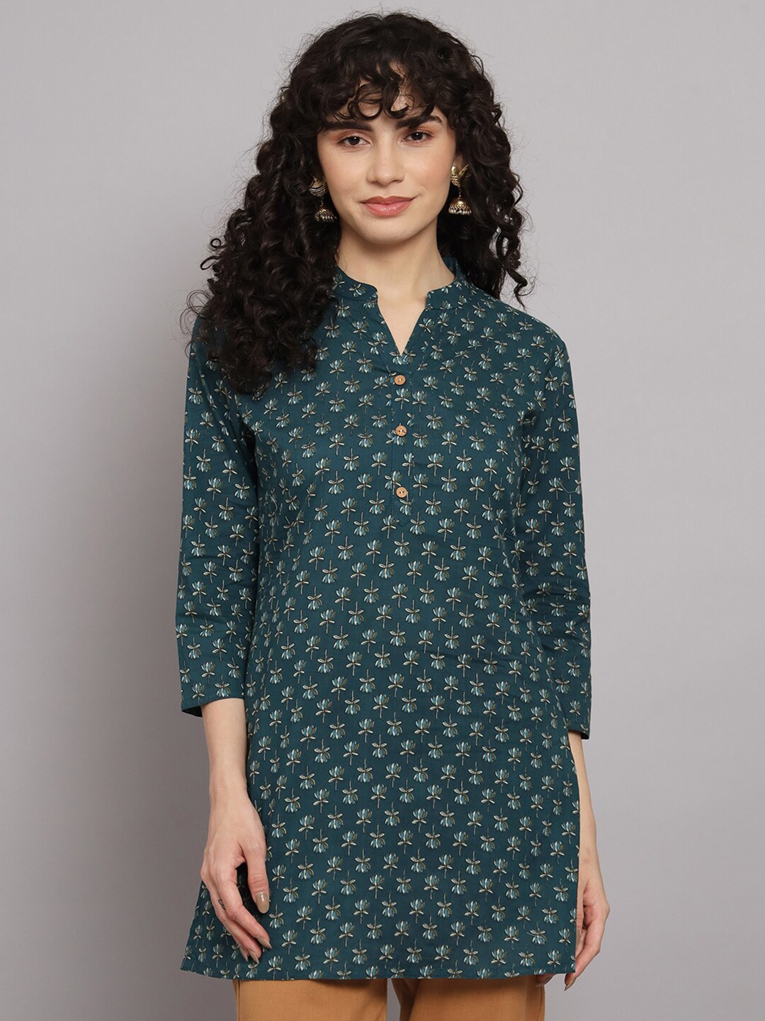 

Silai Bunai Green Floral Printed Mandarin Collar Kurti