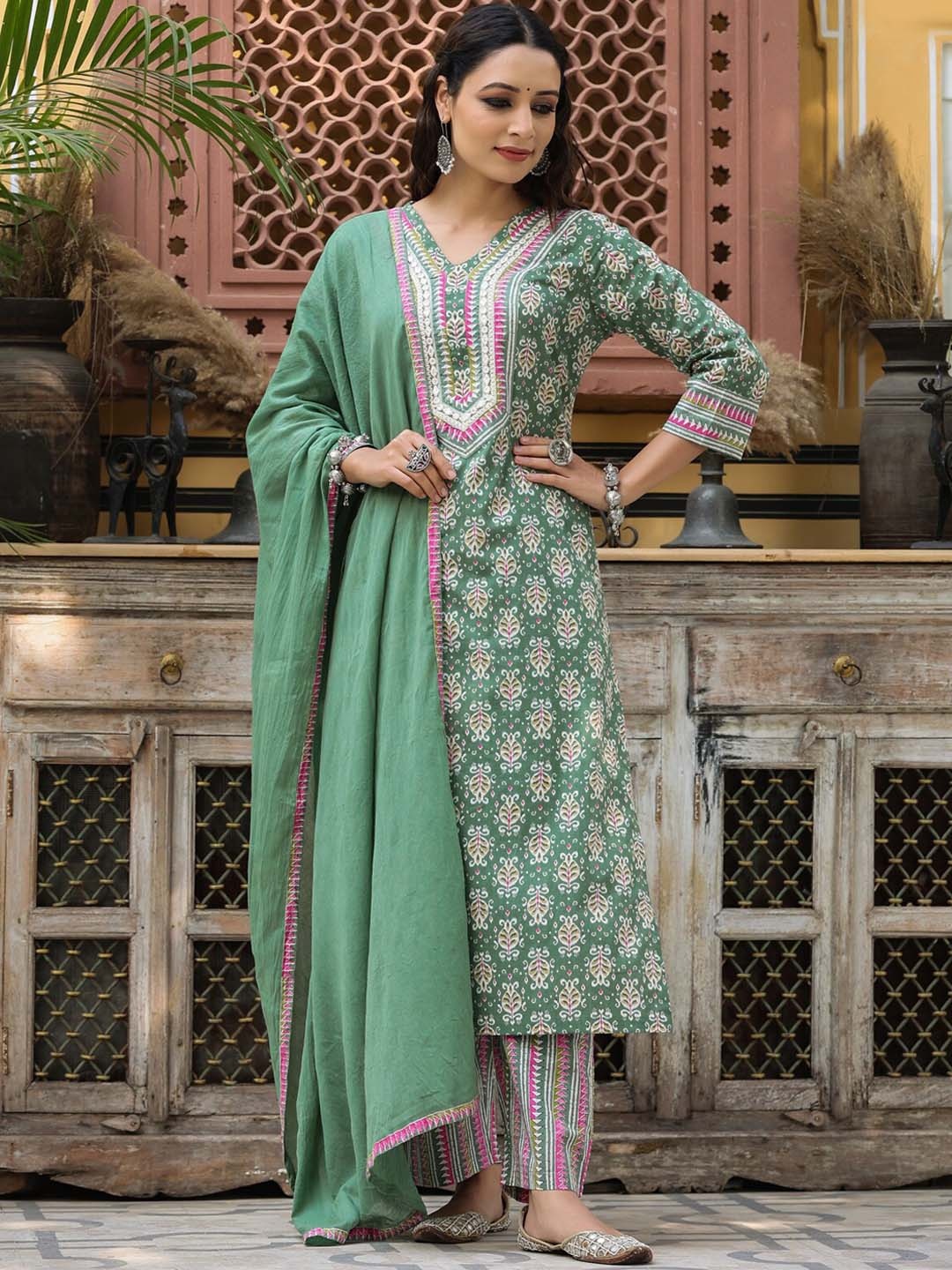 

Rain & Rainbow Ethnic Motifs Printed Pure Cotton Kurta With Trousers & Dupatta, Green