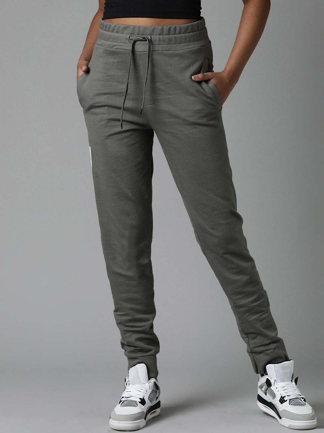 

Breakbounce Women Grey Relaxed Mid Rise Plain Knitted Cotton Joggers
