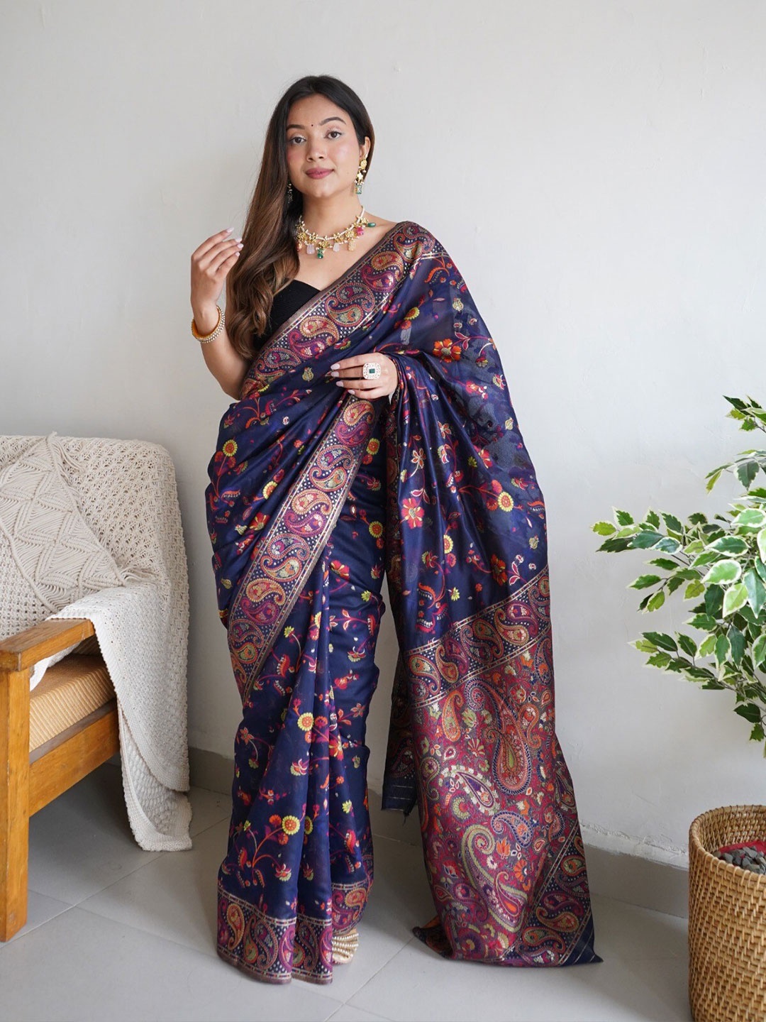 

VEERAX Floral Printed Jamdani Saree, Navy blue