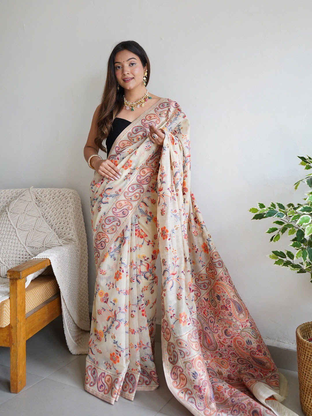 

VEERAX Floral Printed Jamdani Saree, White