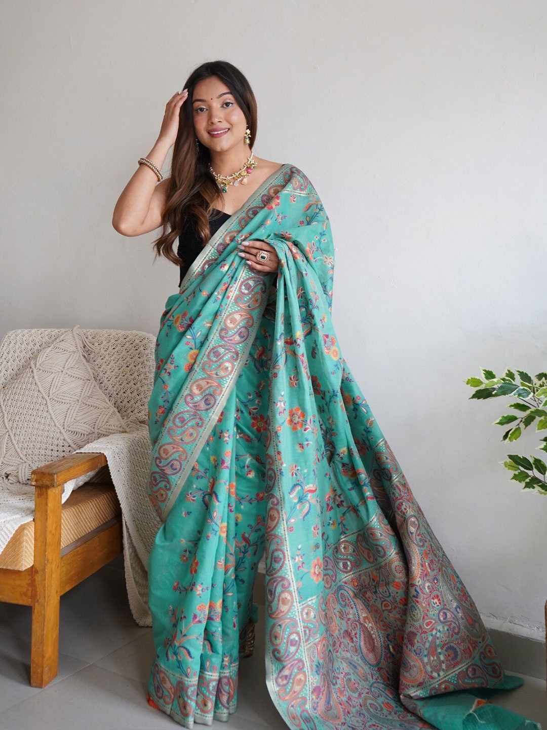 

VEERAX Floral Printed Jamdani Saree, Green