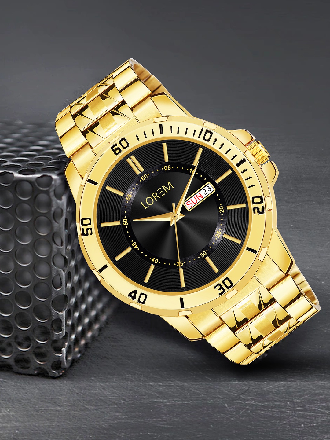 

LOREM Men Black Brass Patterned Dial & Gold Toned Stainless Steel Bracelet Style Straps Analogue Watch