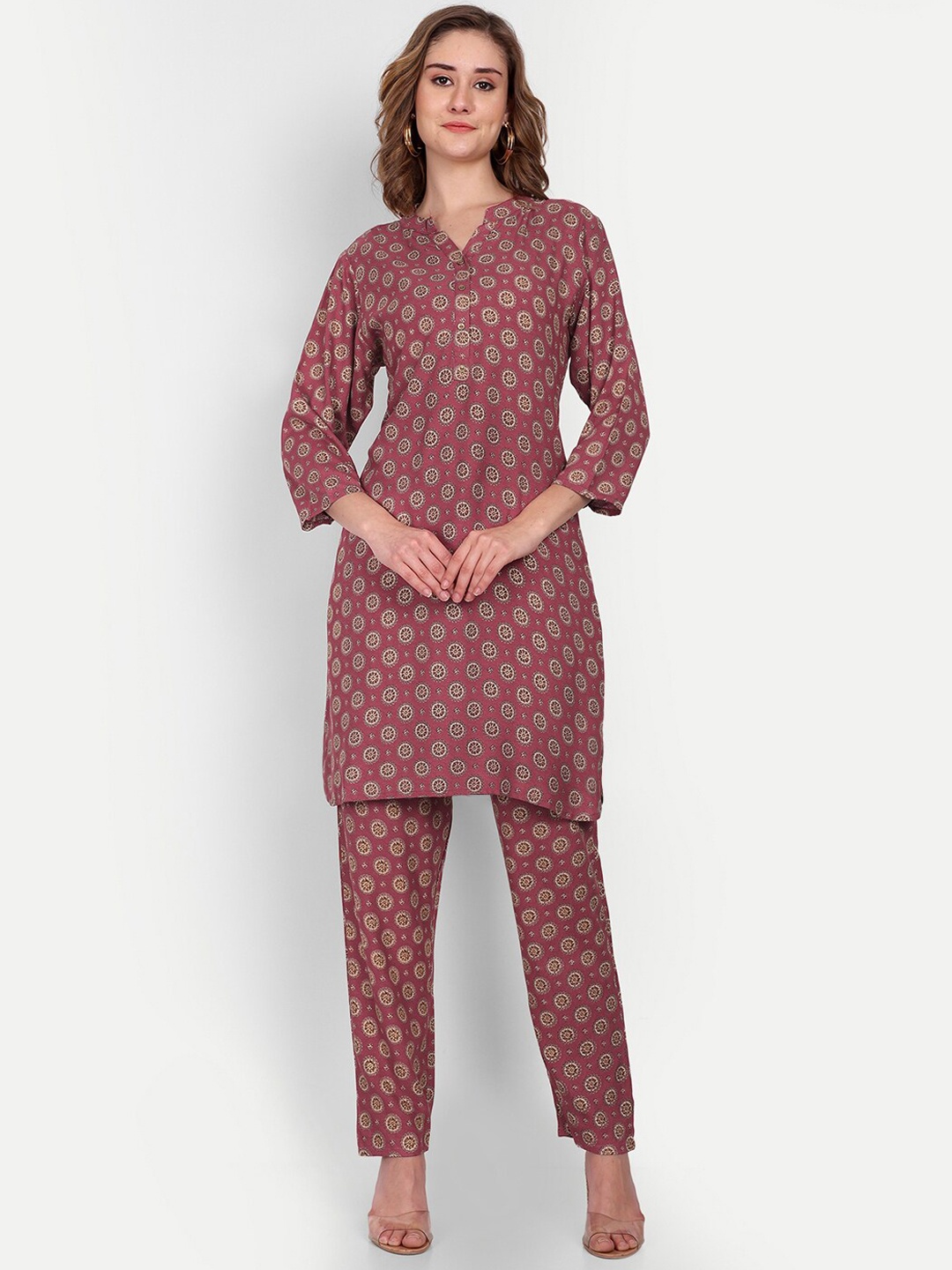 

NH KAPDEWALA Floral Printed Straight Kurta With Trousers, Maroon