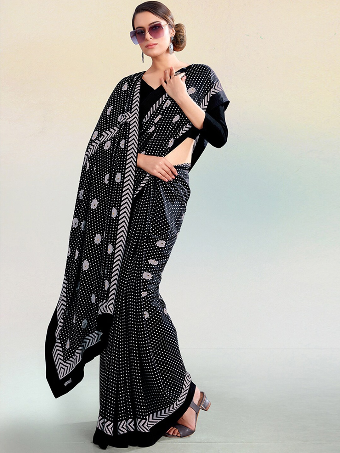 

Satrani Black & White Floral Printed Saree