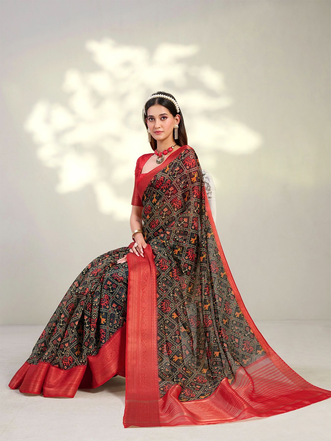 

Sangria Black & Red Ethnic Motif Zari Saree