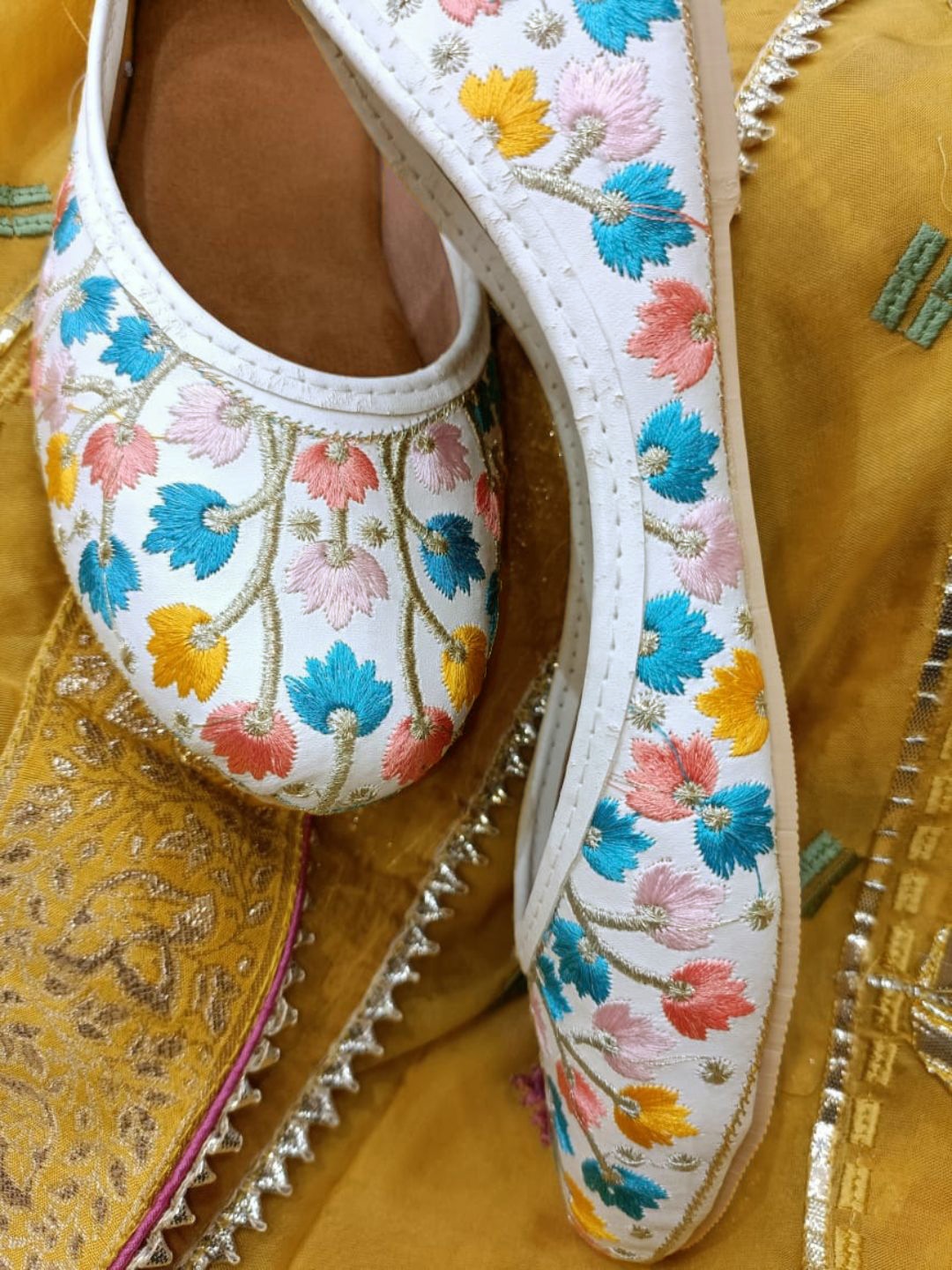 

DESI COLOUR Women Embroidered Woven Design Ethnic Mojaris, White