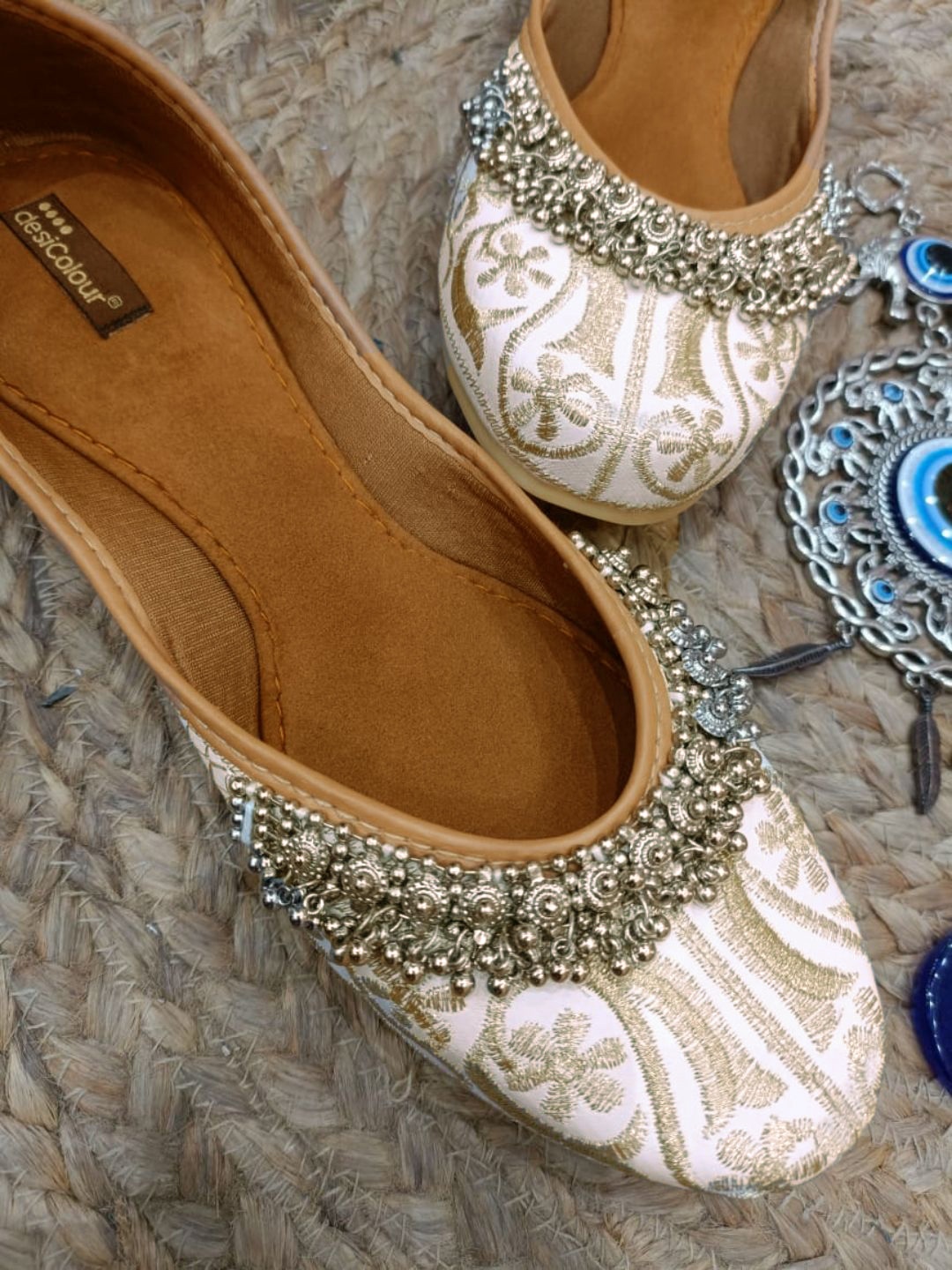 

DESI COLOUR Women Embellished Woven Design Ethnic Mojaris, Off white