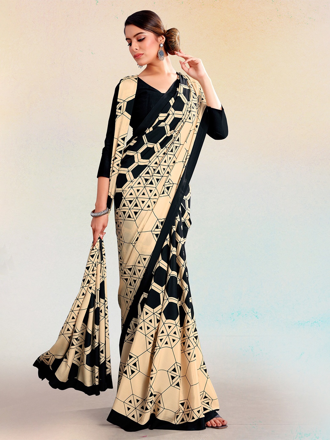 

Kasak Geometric Printed Pure Crepe Saree, Black