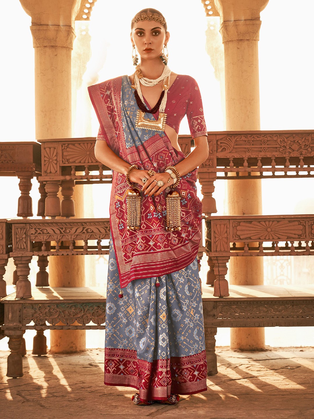 

Phenav Ethnic Motifs Zari Silk Blend Saree With Blouse Piece, Pink