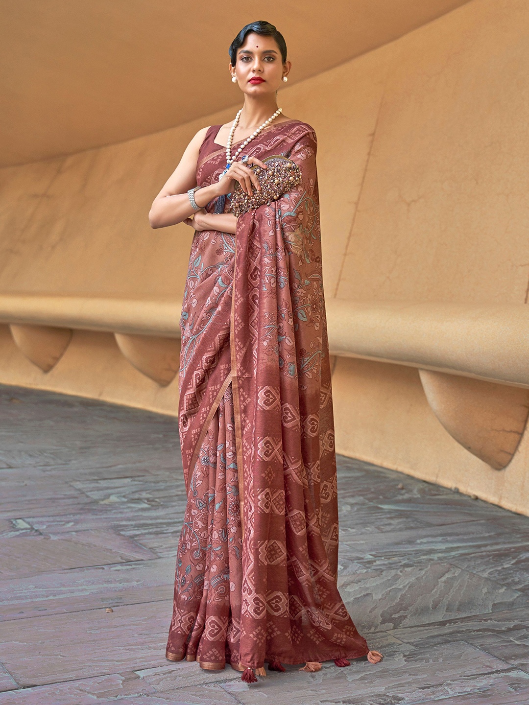

Phenav Floral Zari Silk Blend Saree With Blouse Piece, Pink